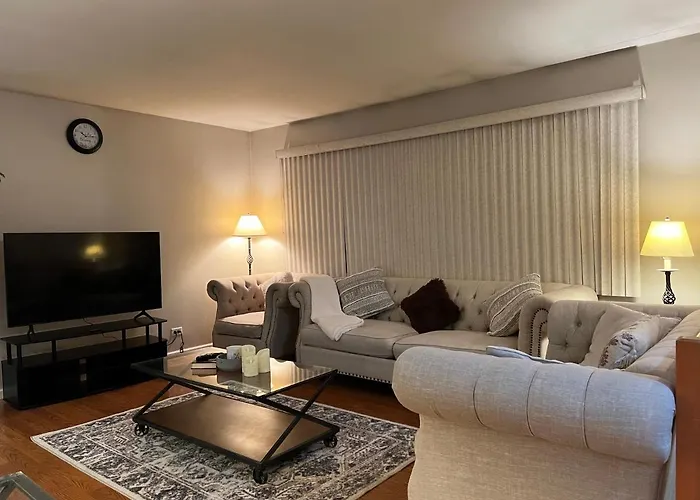 Holiday home Luxe 3br, 2ba + Hot Tub *