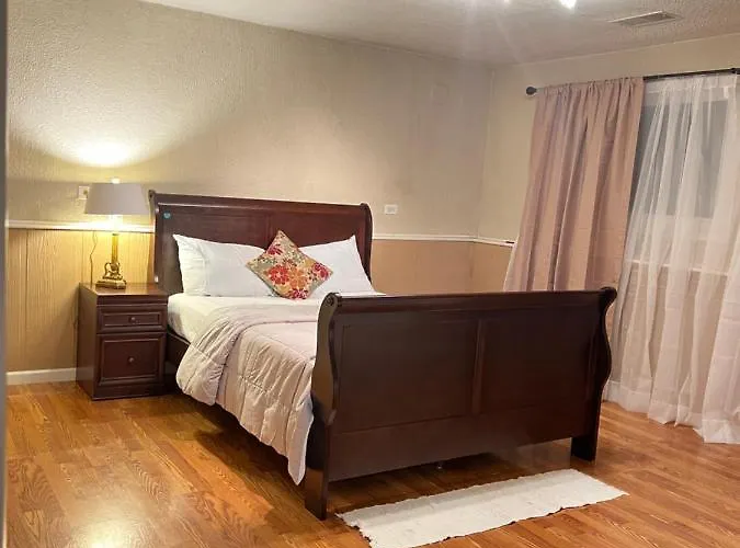 Holiday home Luxe 3br, 2ba + Hot Tub Elmhurst
