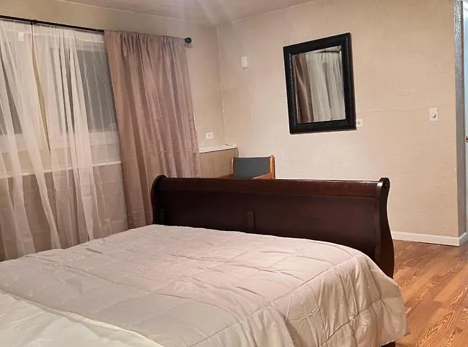 Luxe 3br, 2ba + Hot Tub Elmhurst