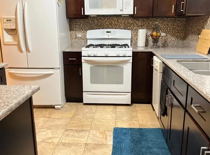Luxe 3br, 2ba + Hot Tub Holiday home Elmhurst