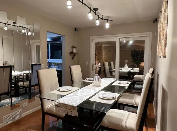Luxe 3br, 2ba + Hot Tub * Elmhurst