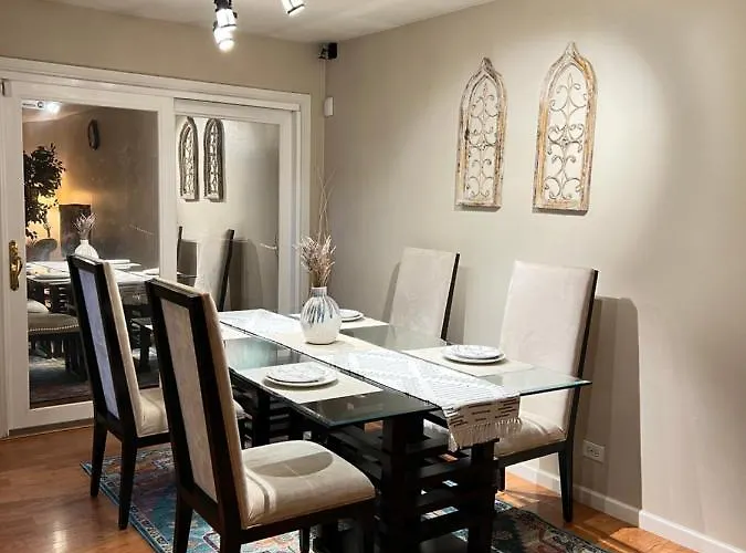 Luxe 3br, 2ba + Hot Tub Holiday home Elmhurst