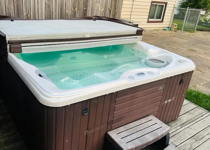 Luxe 3br, 2ba + Hot Tub Holiday home *