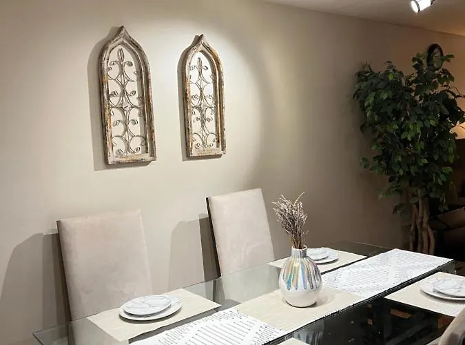 Holiday home Luxe 3br, 2ba + Hot Tub *